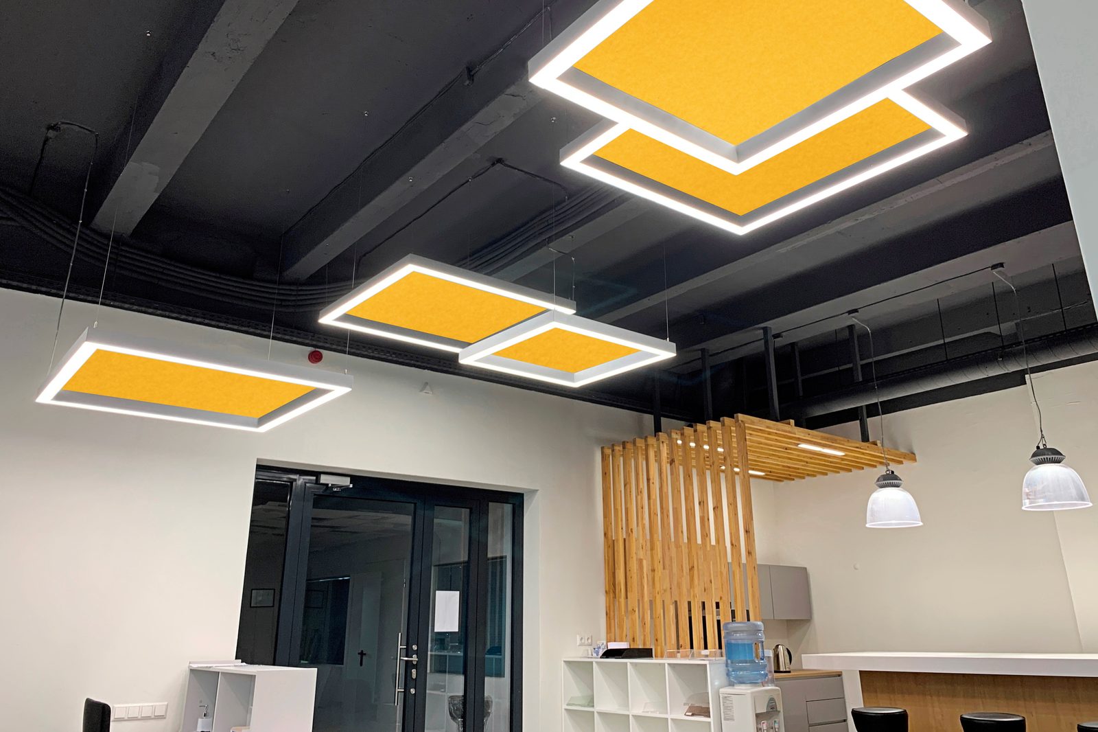 LED akustické svietidlá vo veľkopriestorovej kancelárii